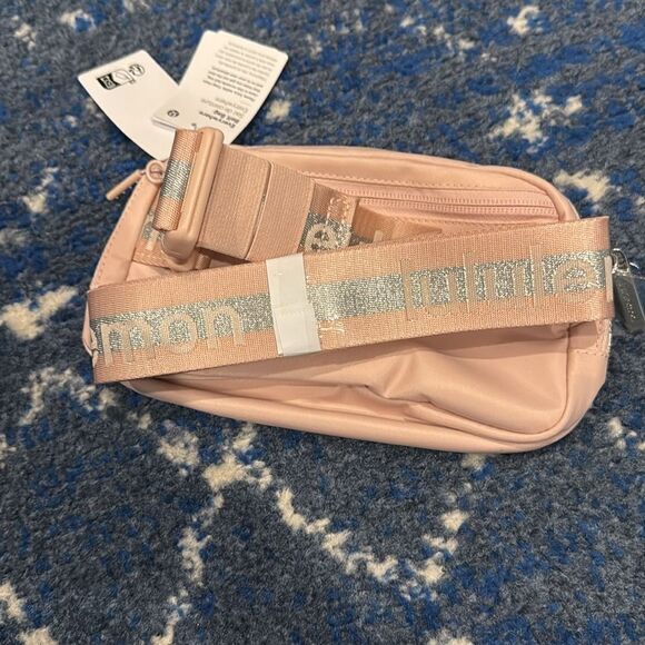Lululemon Everywhere Belt Bag 1L
Wordmark mist pink opal silver - Picture 4 of 5